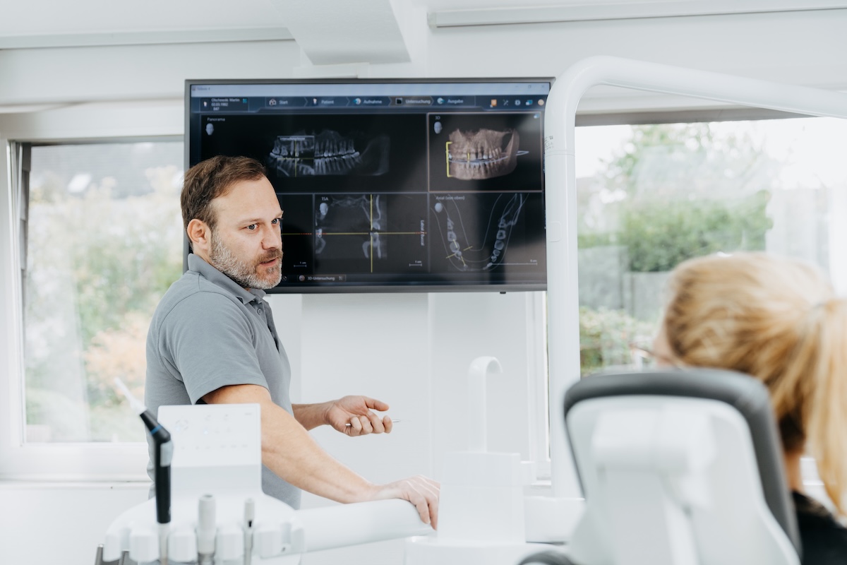 Mit DVT erhält Zahnarzt Olschewski ein besonders genaues Bild der Zahnsituation einer Patientin