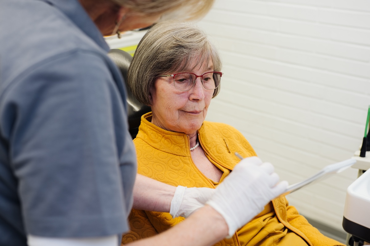 Eine Patientin sitzt entspannt im Behandlungsstuhl in der Praxis von Zahnarzt Olschewski in Troisdorf